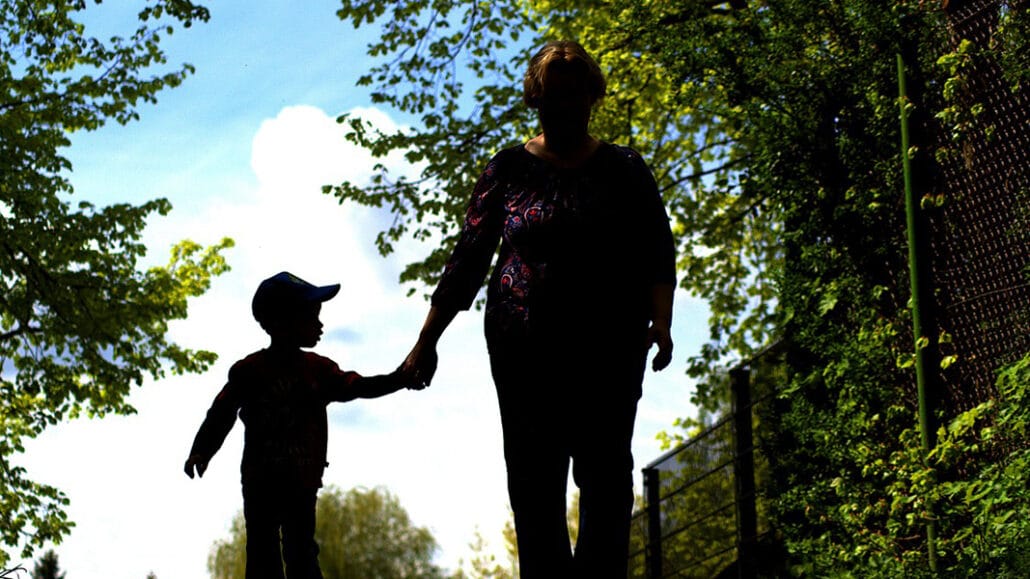 nanny-child-walk