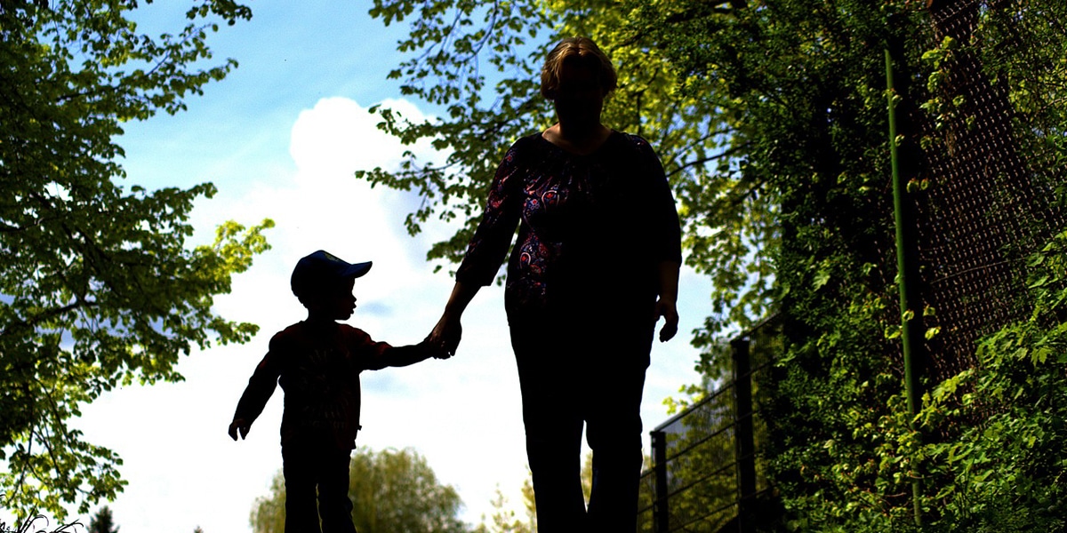 nanny-child-walk